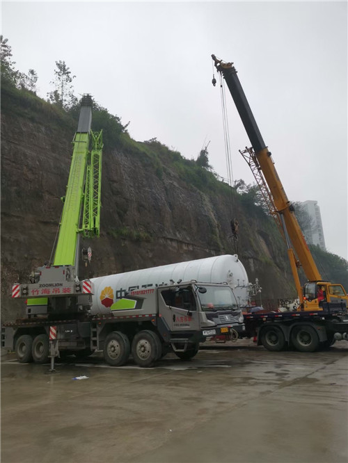 伊美区“不怕风雨冻”—— 吊车的 “恶劣环境适应” 技术